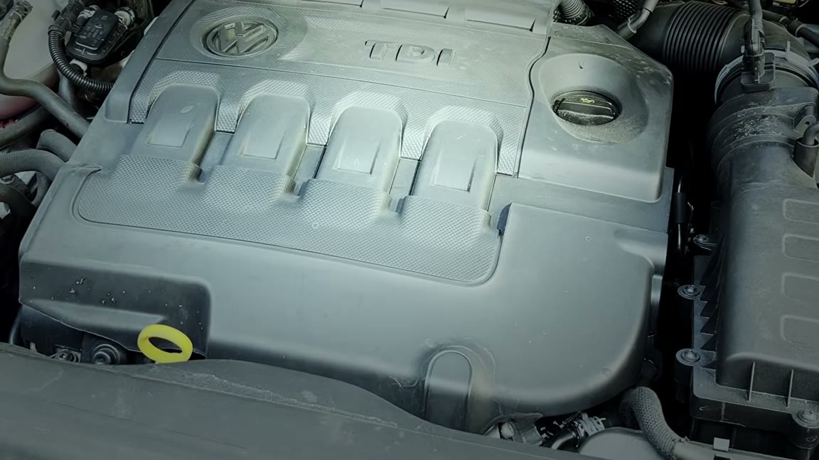 En CarAudit-tekniker inspekterar en begagnad bil